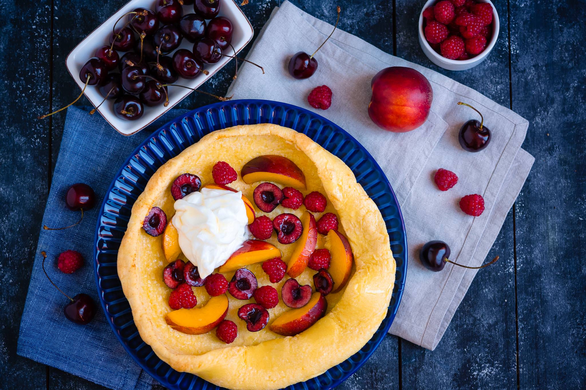 Dutch baby cu zmeura, cirese si nectarine Feed Your Brain