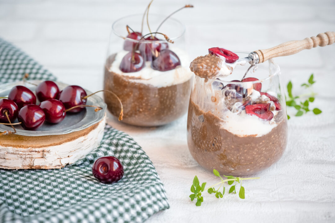 budinca de chia cu ciocolata si cirese